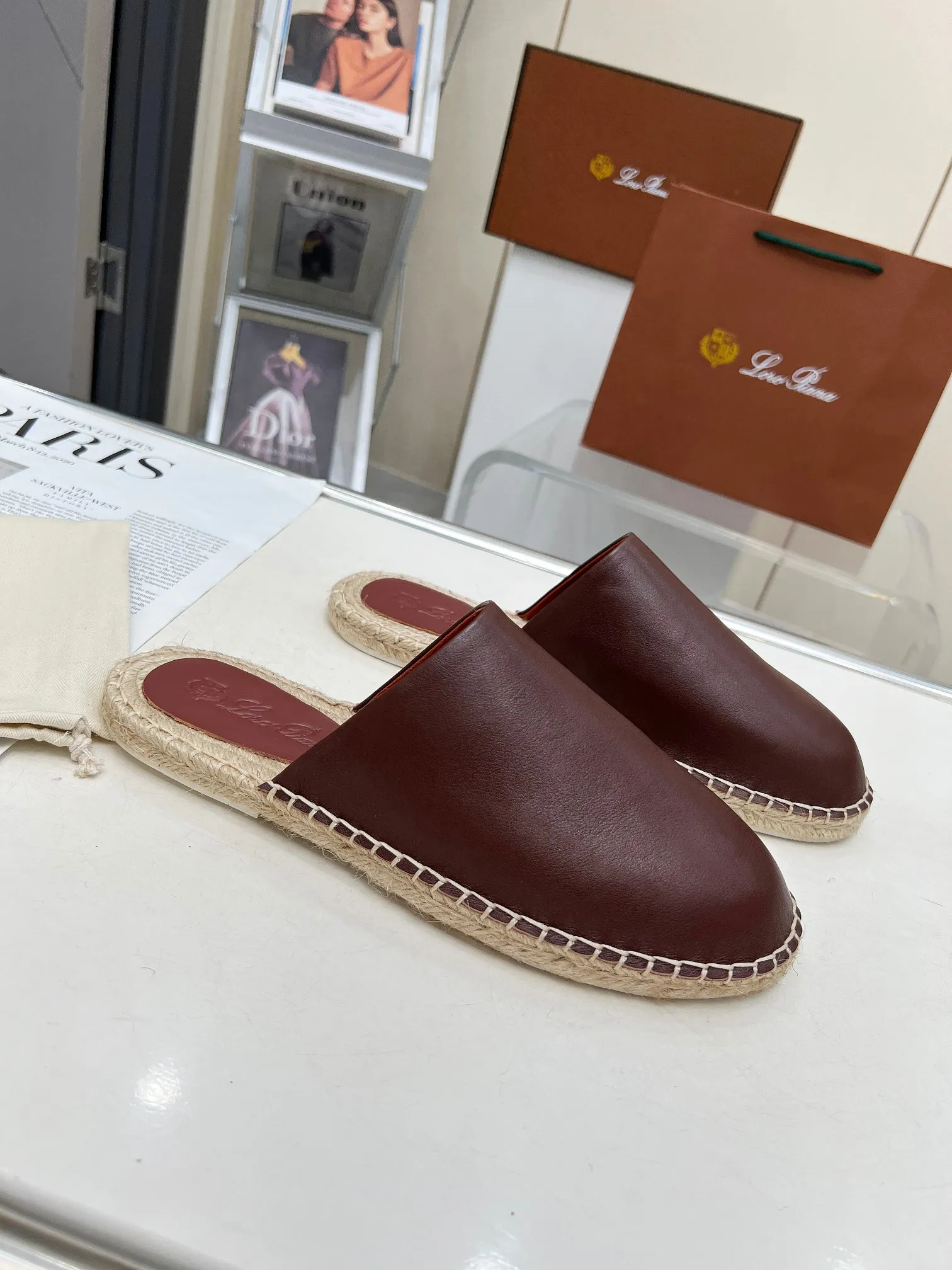 Men's men's shoes 💰520 🧚‍♂️.Loro Piana*👉Top genuine high-end fisherman's shoes and half-drag style👉Buy the original 1:1 copy💯💯💯 Founded the existing Loro Piana company on April 24, 1924. It is now the sixth generation of family business, providing high-quality products to customers who are discerning about taste and quality. ❤️Imported calfskin fabric. The lining is made of A-grade sweat-absorbent and breathable lining. 💯💯💯 Purely handmade. 💯Authentic packaging. Original one-to-one molded outsole. The favorite sandals of Middle Eastern tycoons. Code number: 39-46.